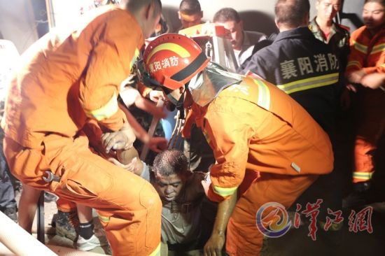 一名工人被消防官兵救出 本報通訊員范軒攝