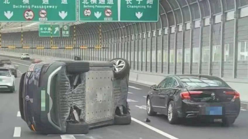 上海中環(huán)發(fā)生3車事故 3人送醫(yī)